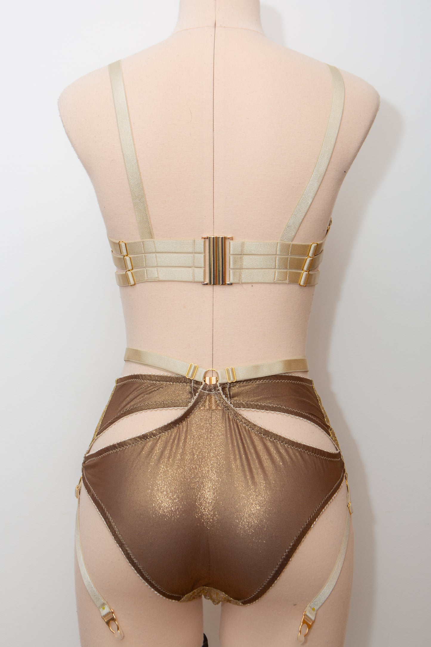 SAMPLE Ara Gold Lace & Foiled Mesh Set - KL 10 Bra, UK 10 Suspender, UK 12 Briefs