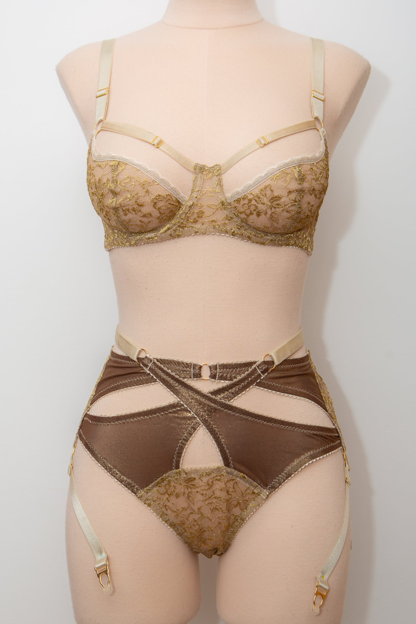 SAMPLE Ara Gold Lace & Foiled Mesh Set - KL 10 Bra, UK 10 Suspender, UK 12 Briefs