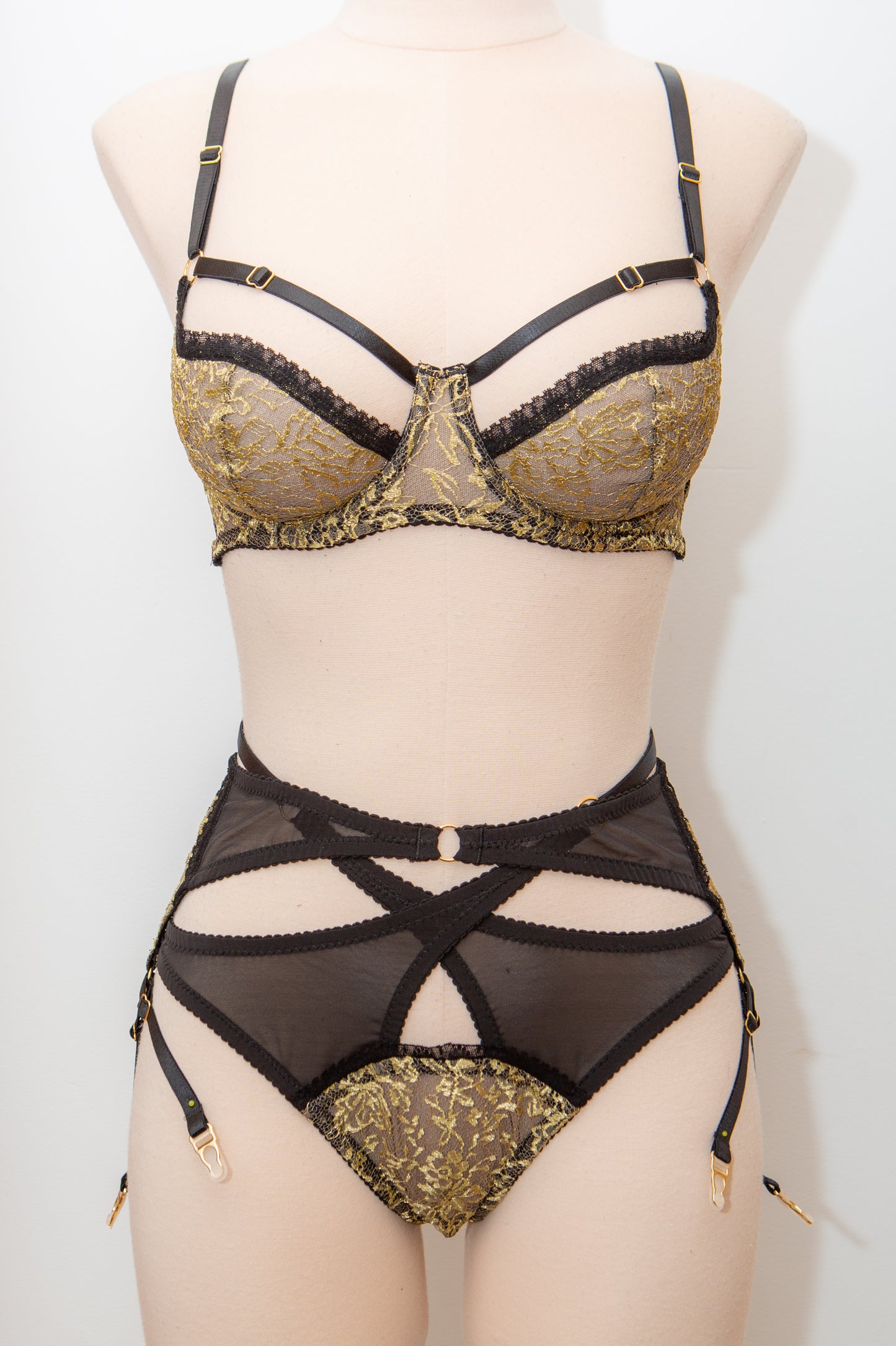SAMPLE Ara Gold Lace & Sheer Mesh Set - KL 10 Bra, UK 10 Suspender, UK 12 Briefs