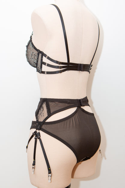 SAMPLE Ara Silver Lace & Sheer Mesh Set - KL 10 Bra, UK 10 Suspender, UK 12 Briefs