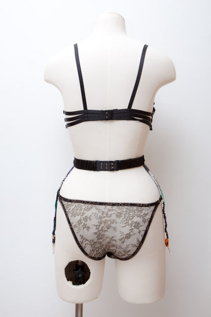 'Un|Seelie' Underwire Bra, 6-strap Suspender Belt & Briefs